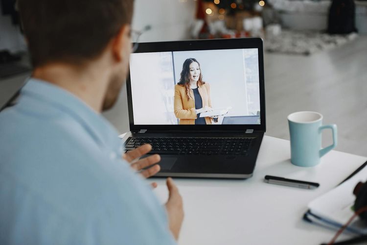 Hybrides Firmenseminar Gestalten Präsenz und Digital Verbinden