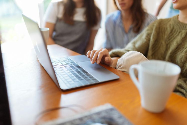 Empresa en Full Remote: Cómo Reunir a Tu Equipo Disperso en un Retiro Corporativo - seminaire.com