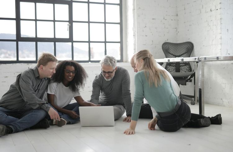 Full Remote Wie Sie Ihre Verteilten Teams zu einem Firmenseminar Zusammenbringen