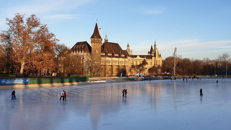 Patin à glace sur la plus grande patinoire d’Europe