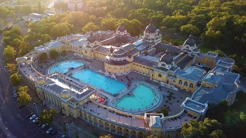 Détente aux thermes Széchenyi