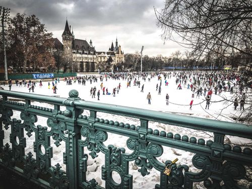 Patin à glace sur la plus grande patinoire d’Europe